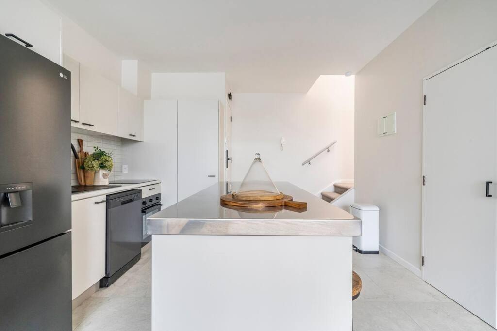 Gorgeous Designer Apartment -Close to AKL hospital view 3