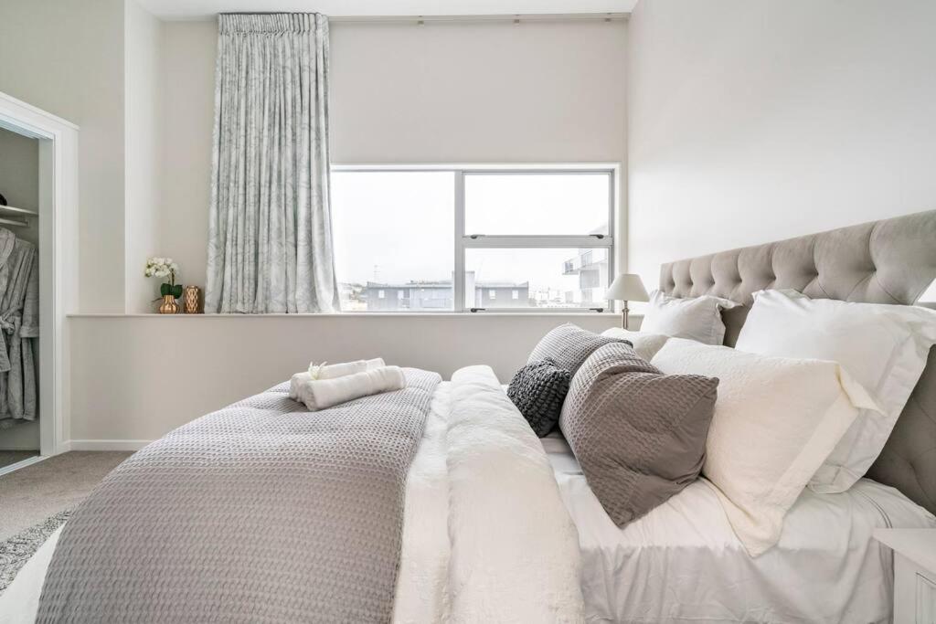 Gorgeous Designer Apartment -Close to AKL hospital view 5