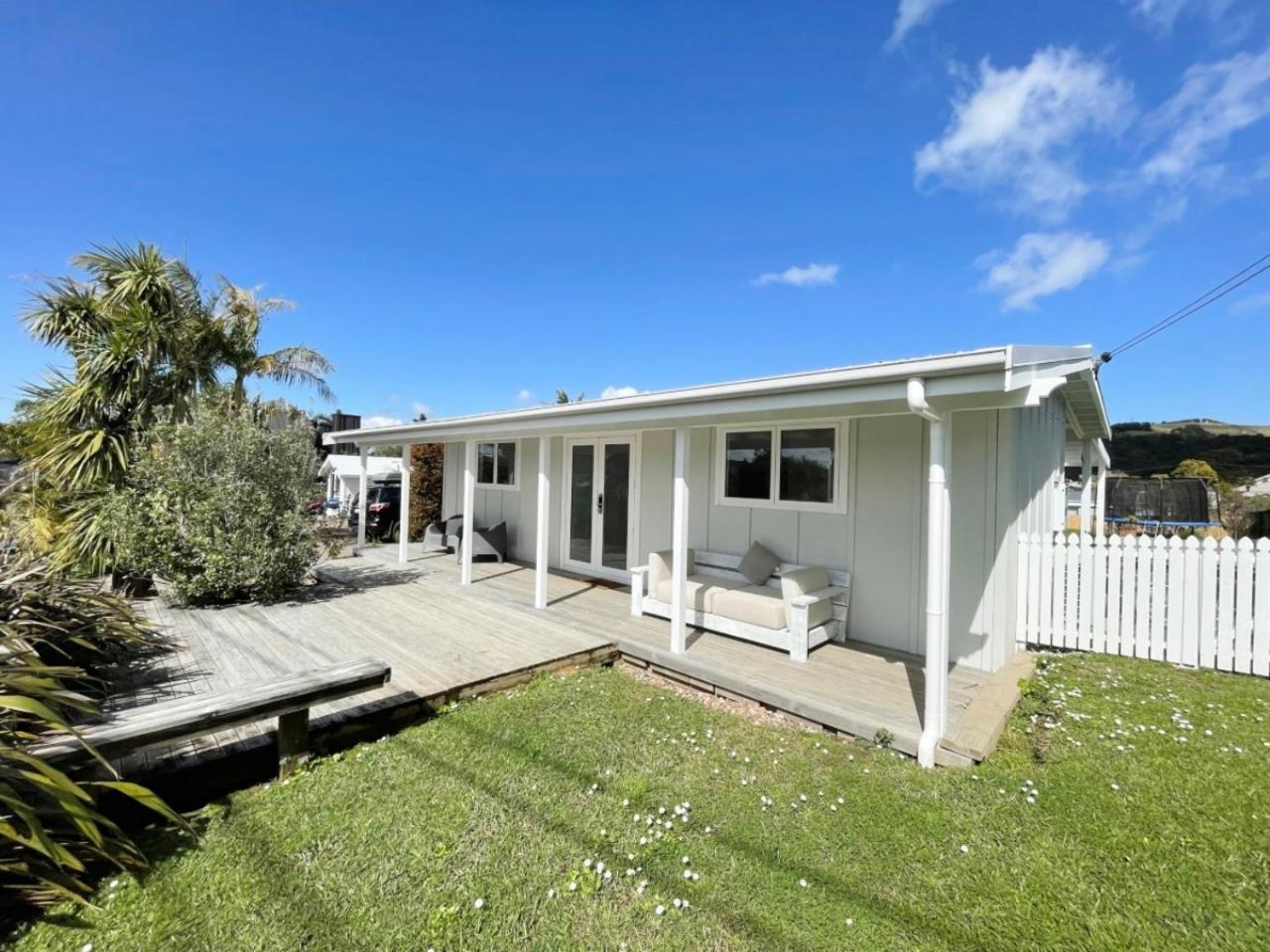 Oneroa Hillcrest - Stay Waiheke view 2