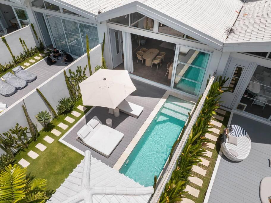 Sea Breeze Retreat Modern 3BR Villas in Canggu view 5