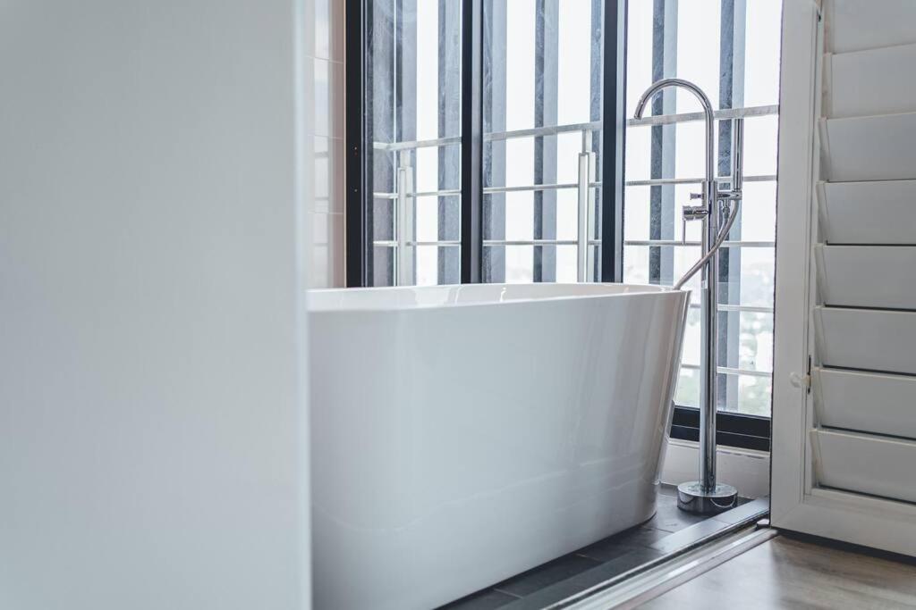 Southkey Mosaic Blue Wave 3BR w Bathtub Midvaley JB by Our Stay