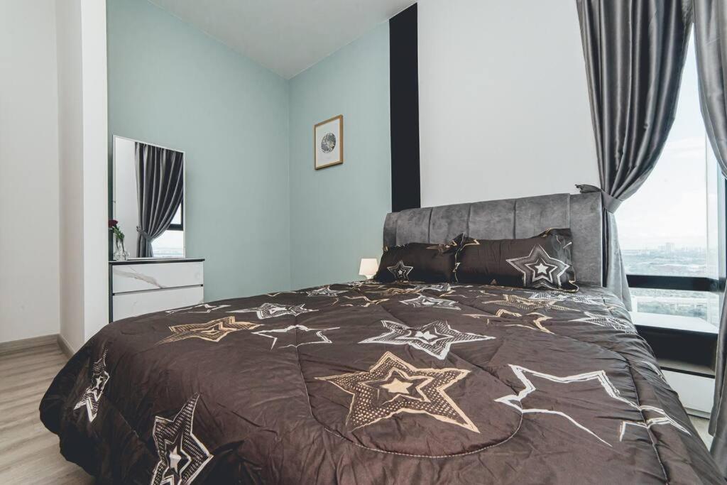 Southkey Mosaic Blue Wave 3BR w Bathtub Midvaley JB by Our Stay