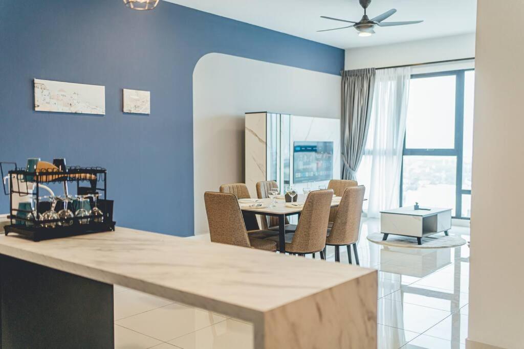 Southkey Mosaic Blue Wave 3BR w Bathtub Midvaley JB by Our Stay