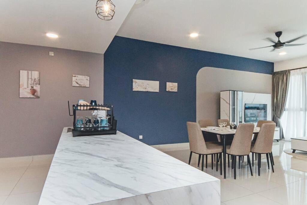 Southkey Mosaic Blue Wave 3BR w Bathtub Midvaley JB by Our Stay