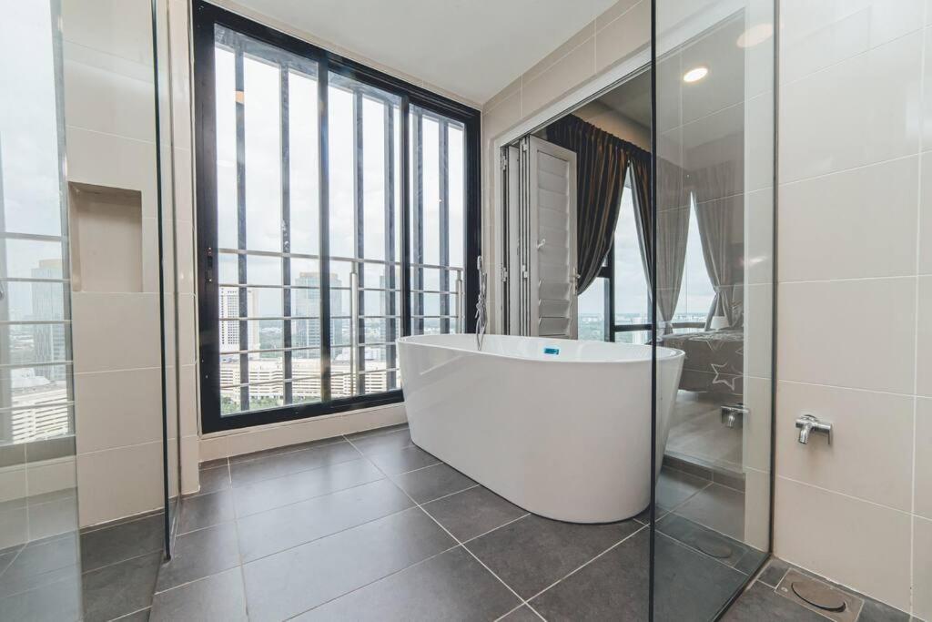 Southkey Mosaic Blue Wave 3BR w Bathtub Midvaley JB by Our Stay