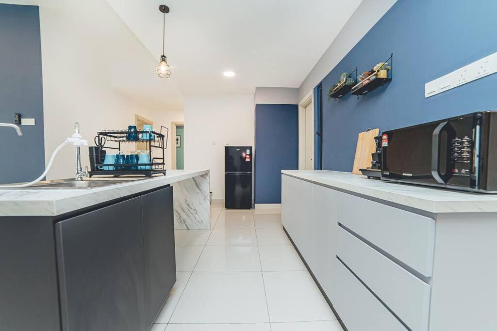 Southkey Mosaic Blue Wave 3BR w Bathtub Midvaley JB by Our Stay