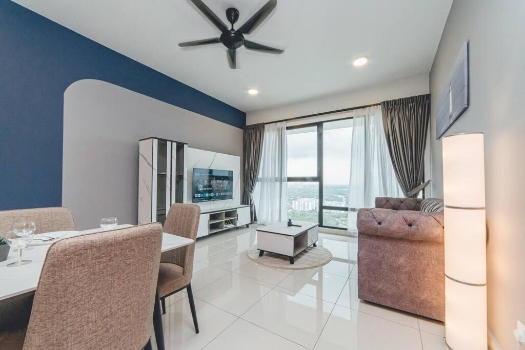 Southkey Mosaic Blue Wave 3BR w Bathtub Midvaley JB by Our Stay