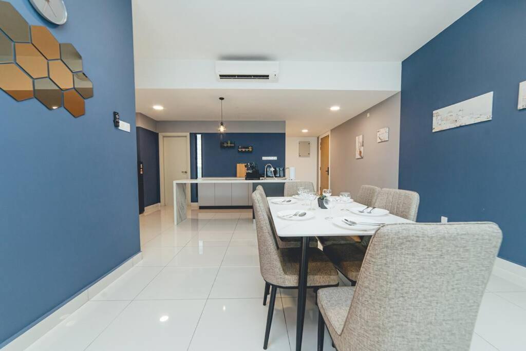 Southkey Mosaic Blue Wave 3BR w Bathtub Midvaley JB by Our Stay