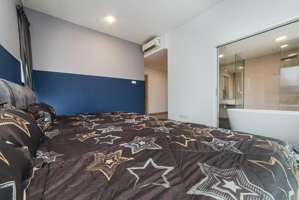 Southkey Mosaic Blue Wave 3BR w Bathtub Midvaley JB by Our Stay