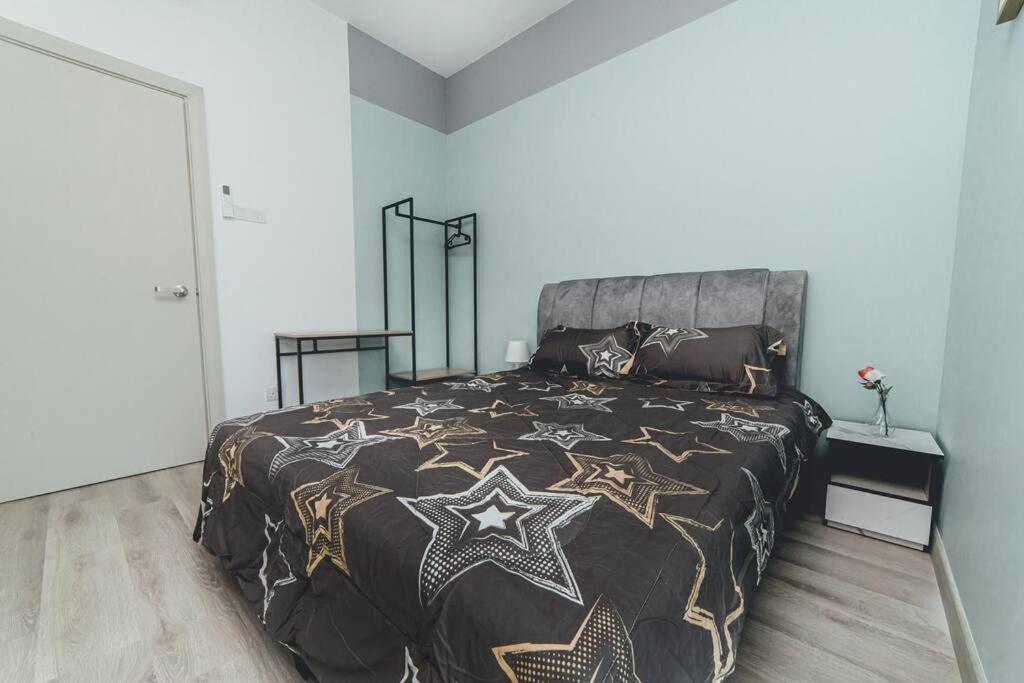 Southkey Mosaic Blue Wave 3BR w Bathtub Midvaley JB by Our Stay