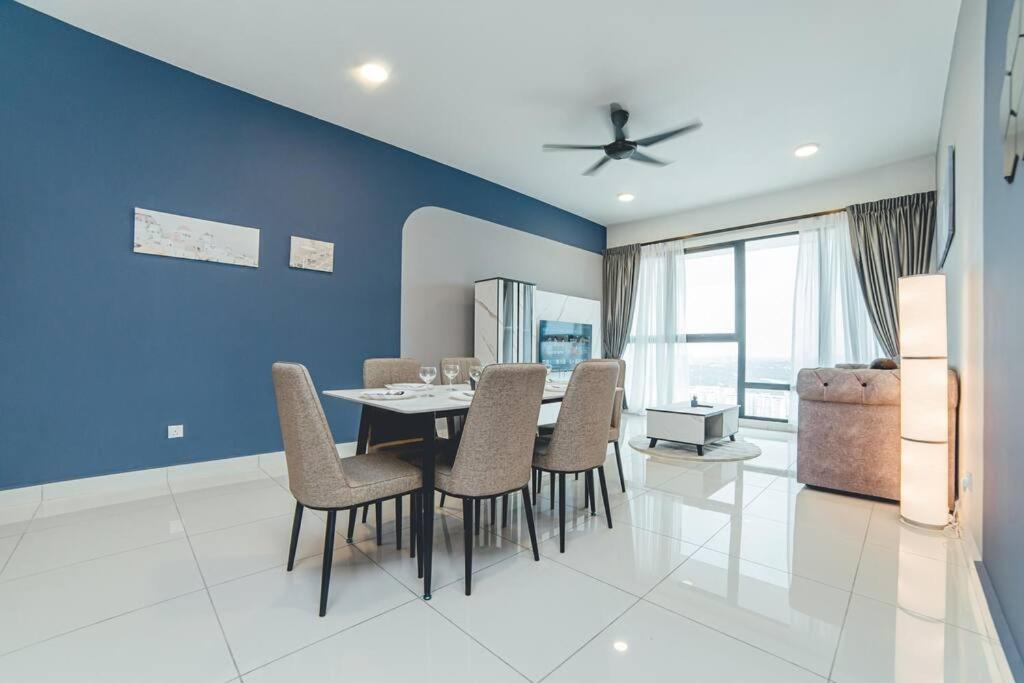 Southkey Mosaic Blue Wave 3BR w Bathtub Midvaley JB by Our Stay
