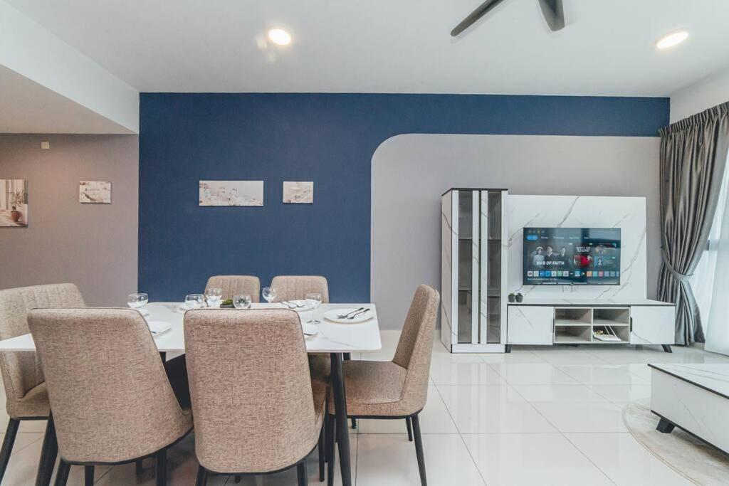 Southkey Mosaic Blue Wave 3BR w Bathtub Midvaley JB by Our Stay