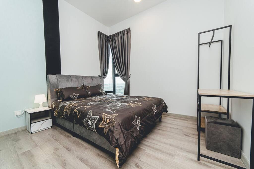 Southkey Mosaic Blue Wave 3BR w Bathtub Midvaley JB by Our Stay