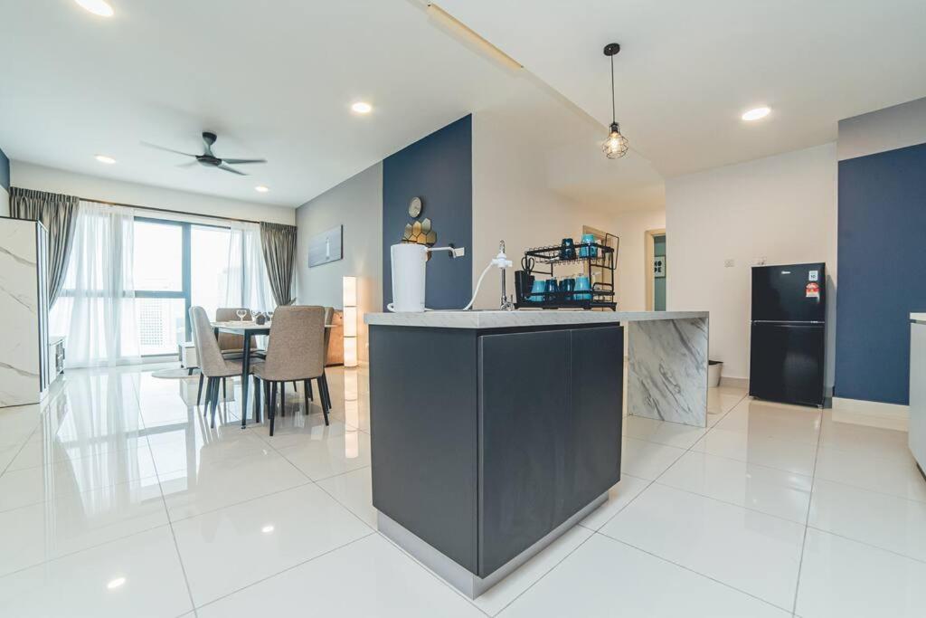 Southkey Mosaic Blue Wave 3BR w Bathtub Midvaley JB by Our Stay
