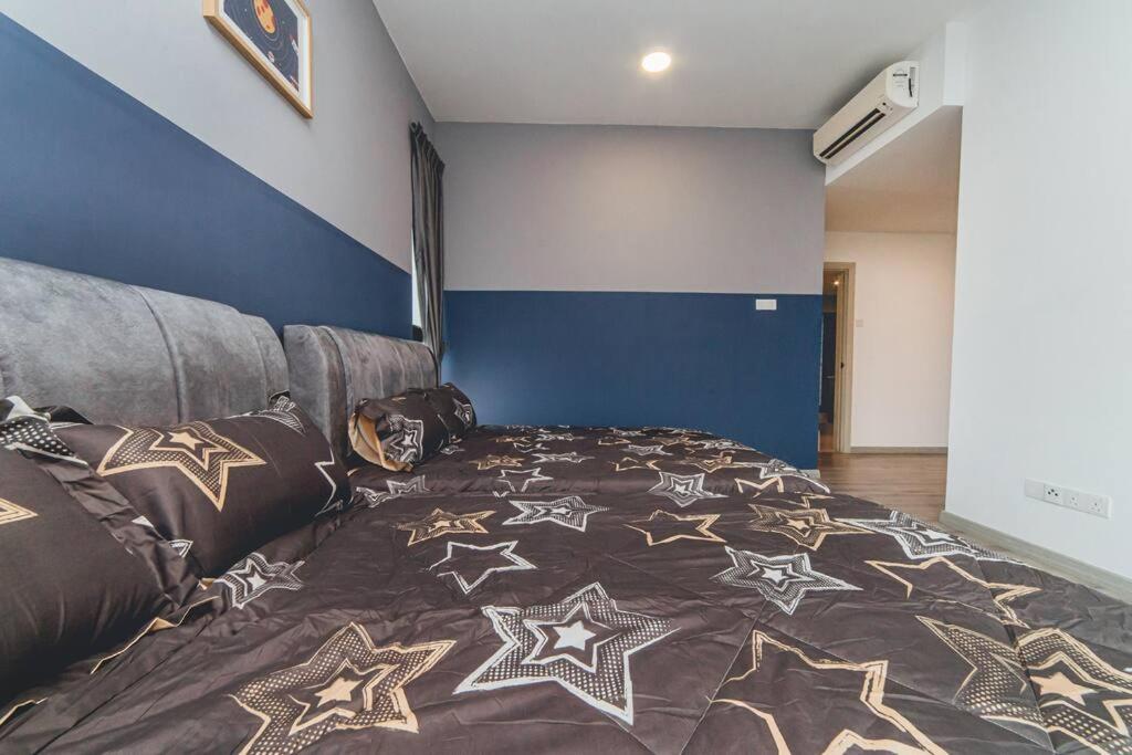 Southkey Mosaic Blue Wave 3BR w Bathtub Midvaley JB by Our Stay