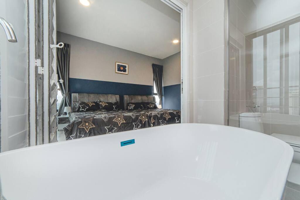 Southkey Mosaic Blue Wave 3BR w Bathtub Midvaley JB by Our Stay