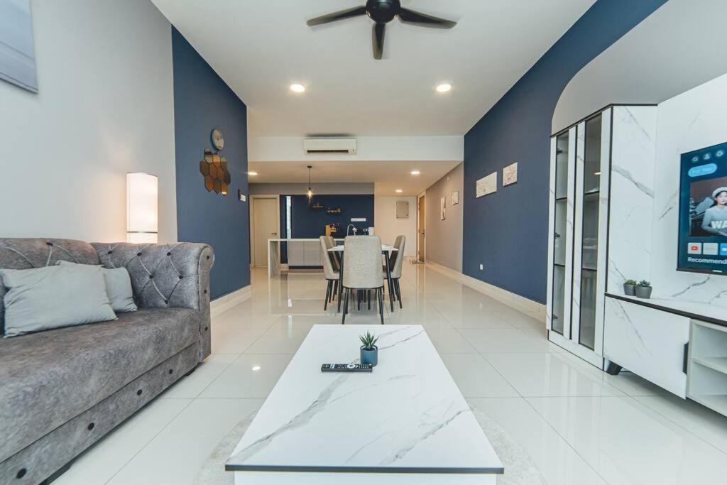 Southkey Mosaic Blue Wave 3BR w Bathtub Midvaley JB by Our Stay