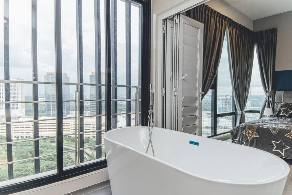 Southkey Mosaic Blue Wave 3BR w Bathtub Midvaley JB by Our Stay