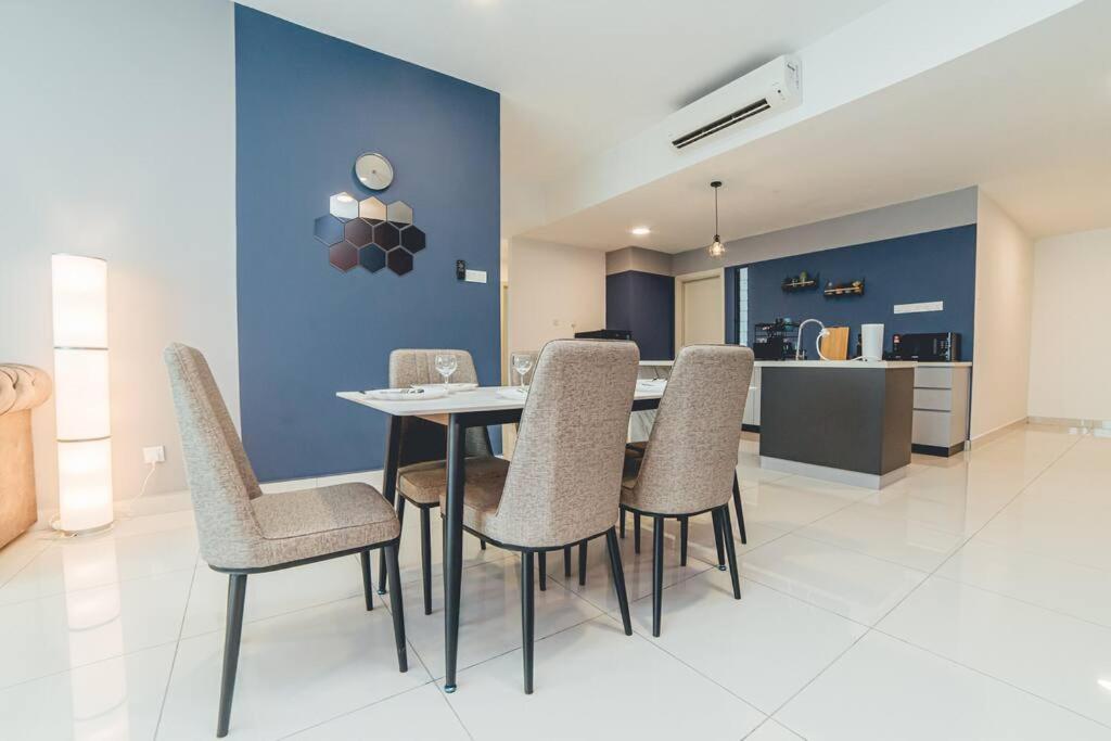 Southkey Mosaic Blue Wave 3BR w Bathtub Midvaley JB by Our Stay