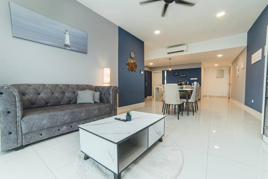 Southkey Mosaic Blue Wave 3BR w Bathtub Midvaley JB by Our Stay