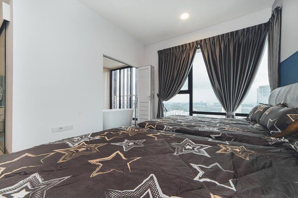 Southkey Mosaic Blue Wave 3BR w Bathtub Midvaley JB by Our Stay