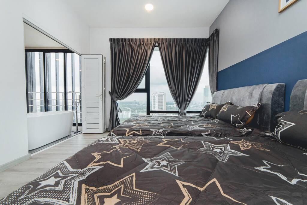 Southkey Mosaic Blue Wave 3BR w Bathtub Midvaley JB by Our Stay
