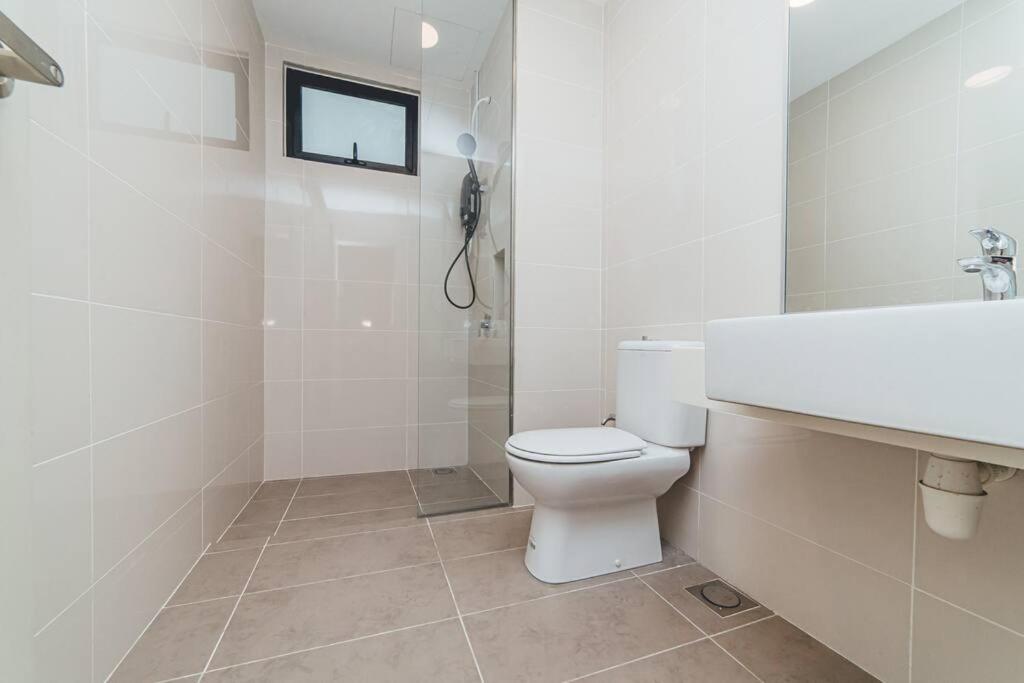 Southkey Mosaic Blue Wave 3BR w Bathtub Midvaley JB by Our Stay