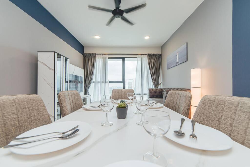 Southkey Mosaic Blue Wave 3BR w Bathtub Midvaley JB by Our Stay
