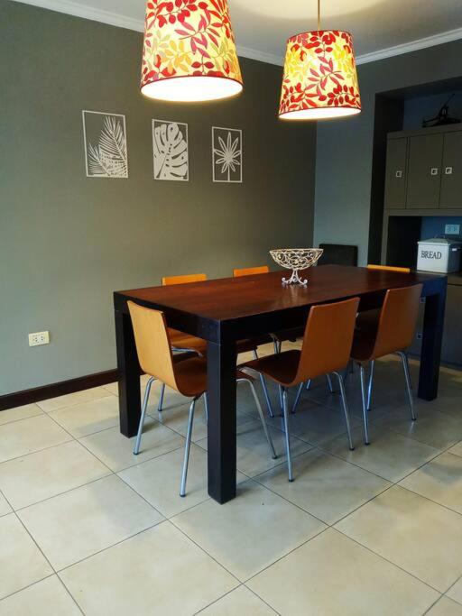 Casa 5D con piscina, Country Yerba buena
