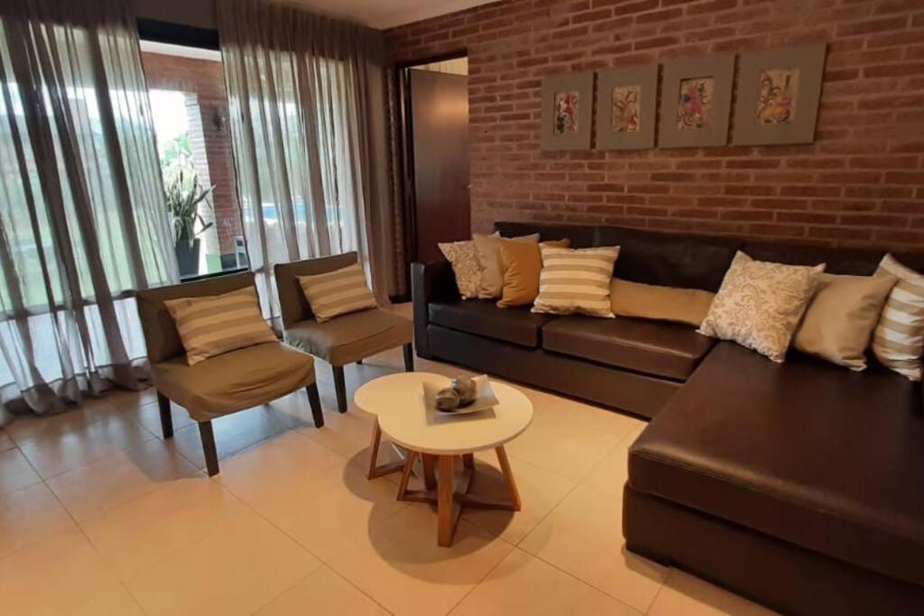 Casa 5D con piscina, Country Yerba buena