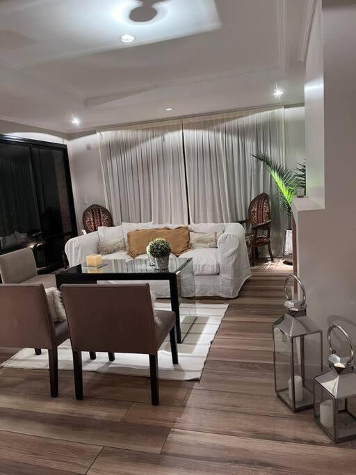 Casa 5D con piscina, Country Yerba buena