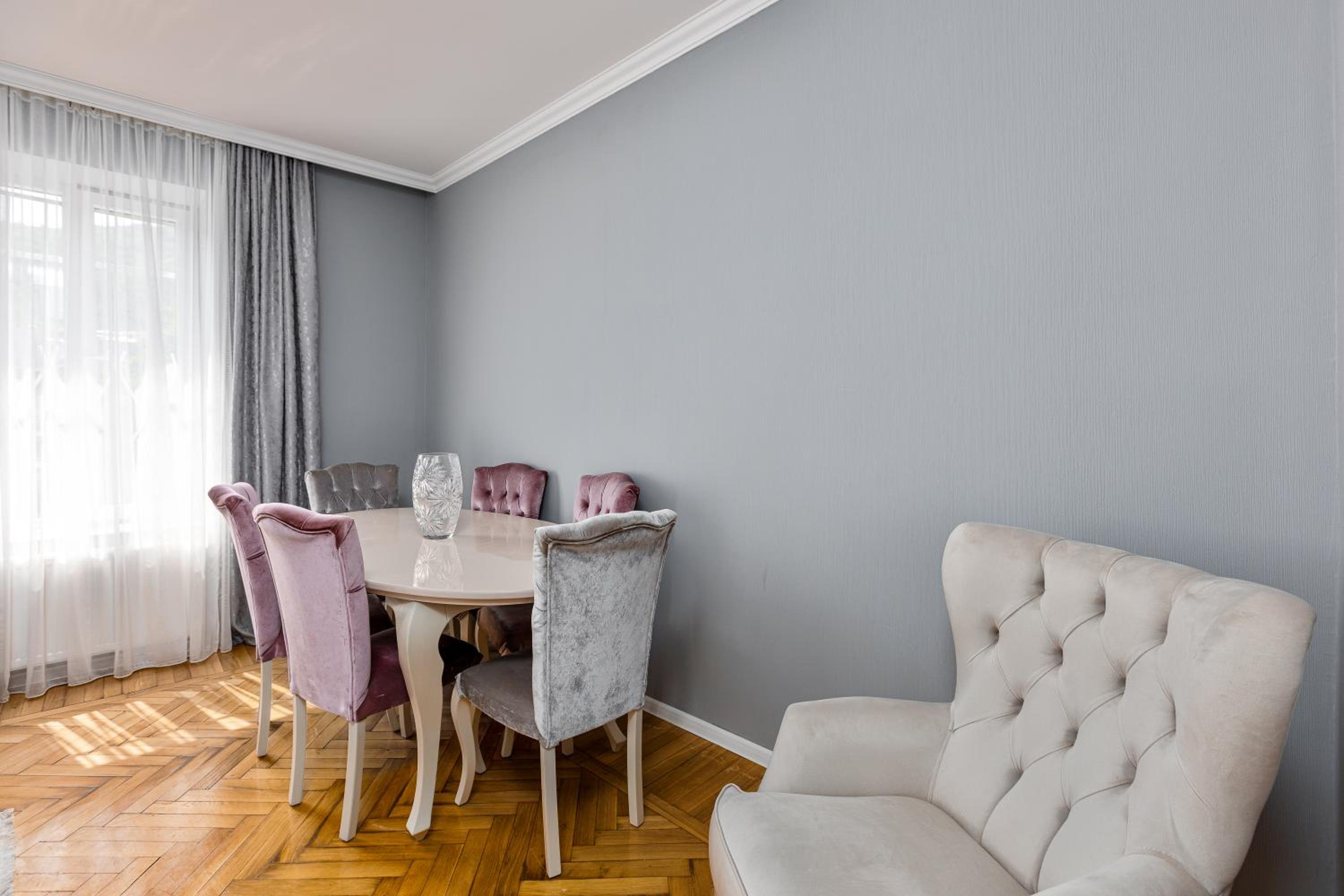 MaRKoS Elegant 2BR Apartment in Sololaki