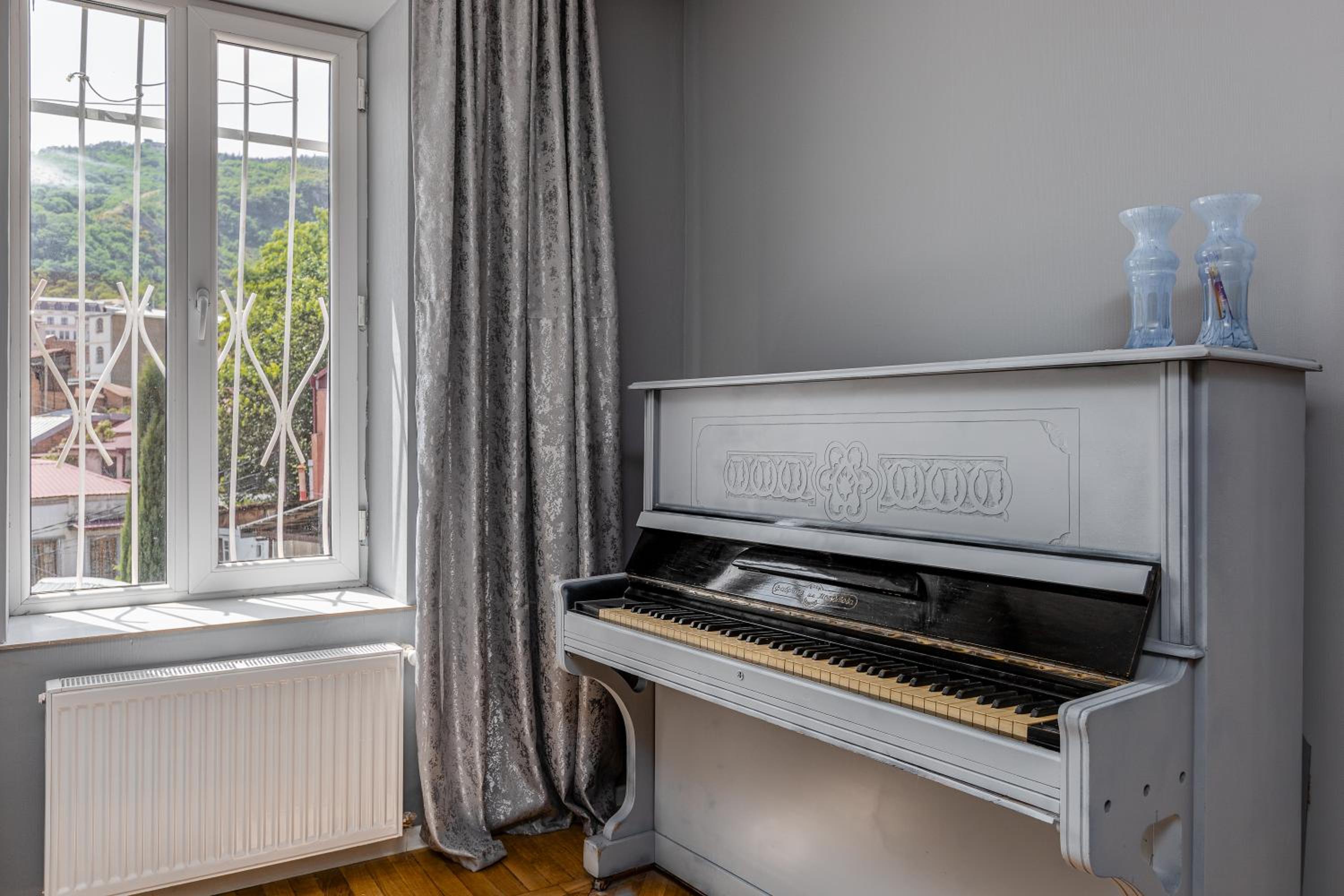MaRKoS Elegant 2BR Apartment in Sololaki