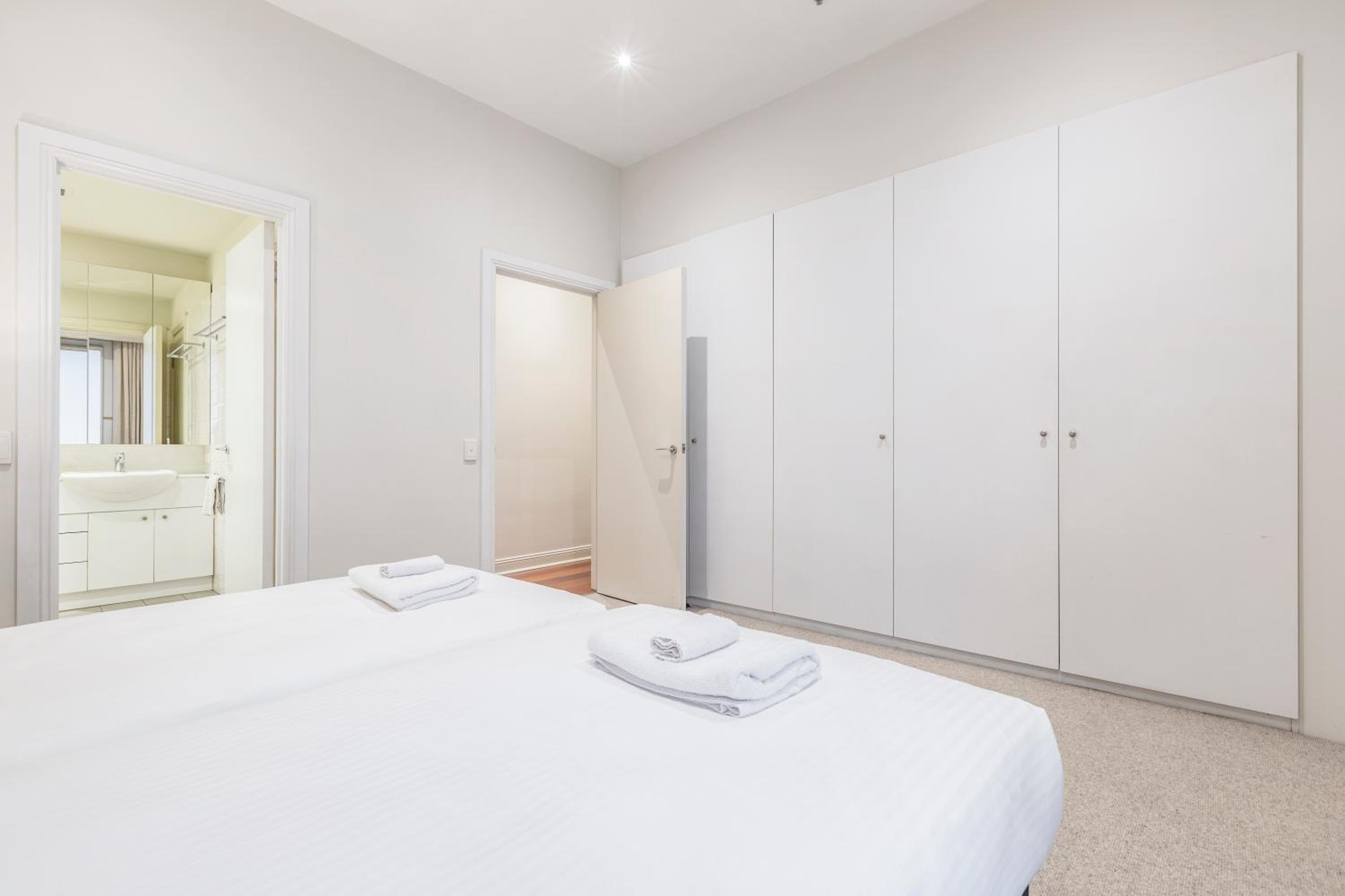Fabulous Collins Street Luxury 2 BR Apartment