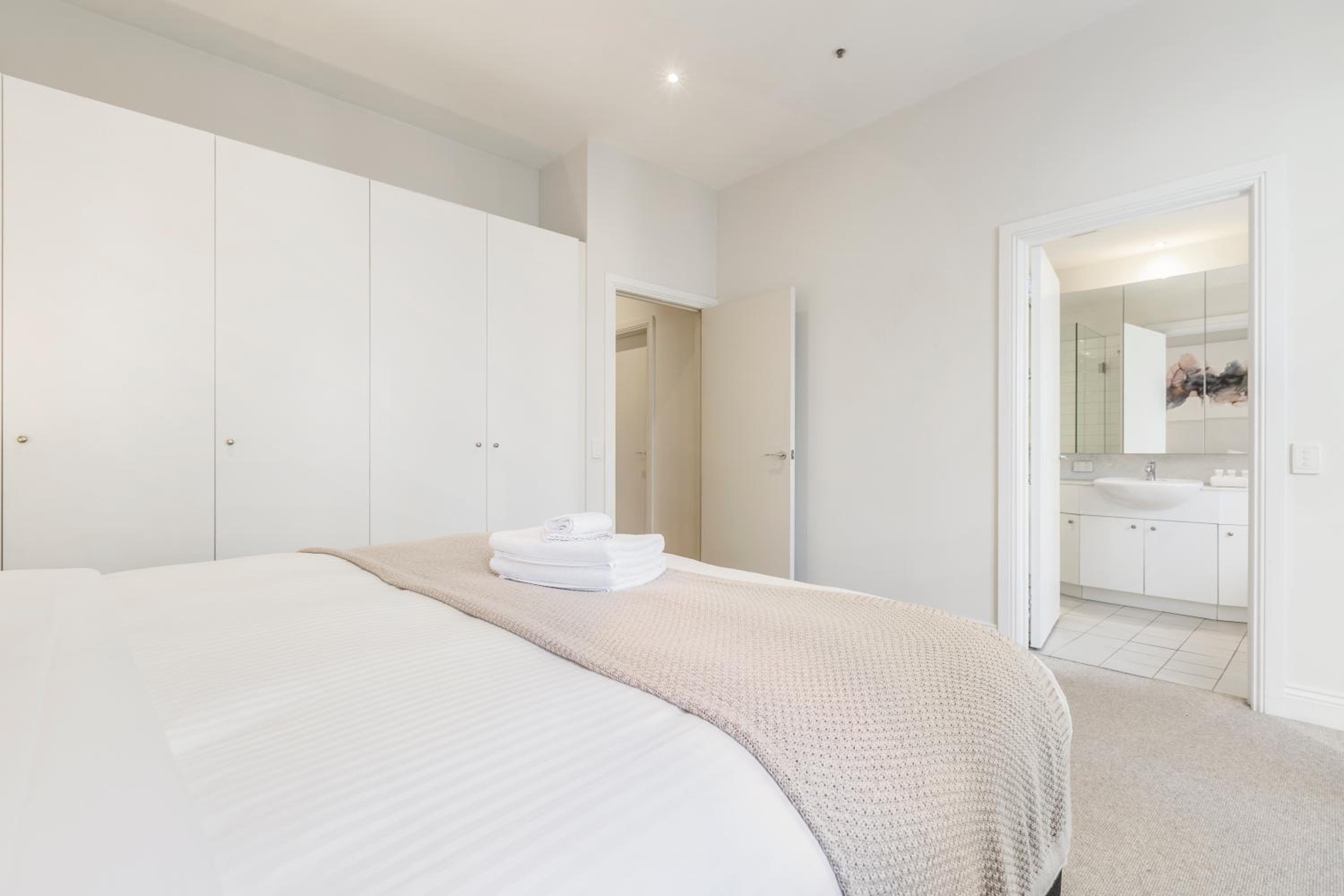 Fabulous Collins Street Luxury 2 BR Apartment