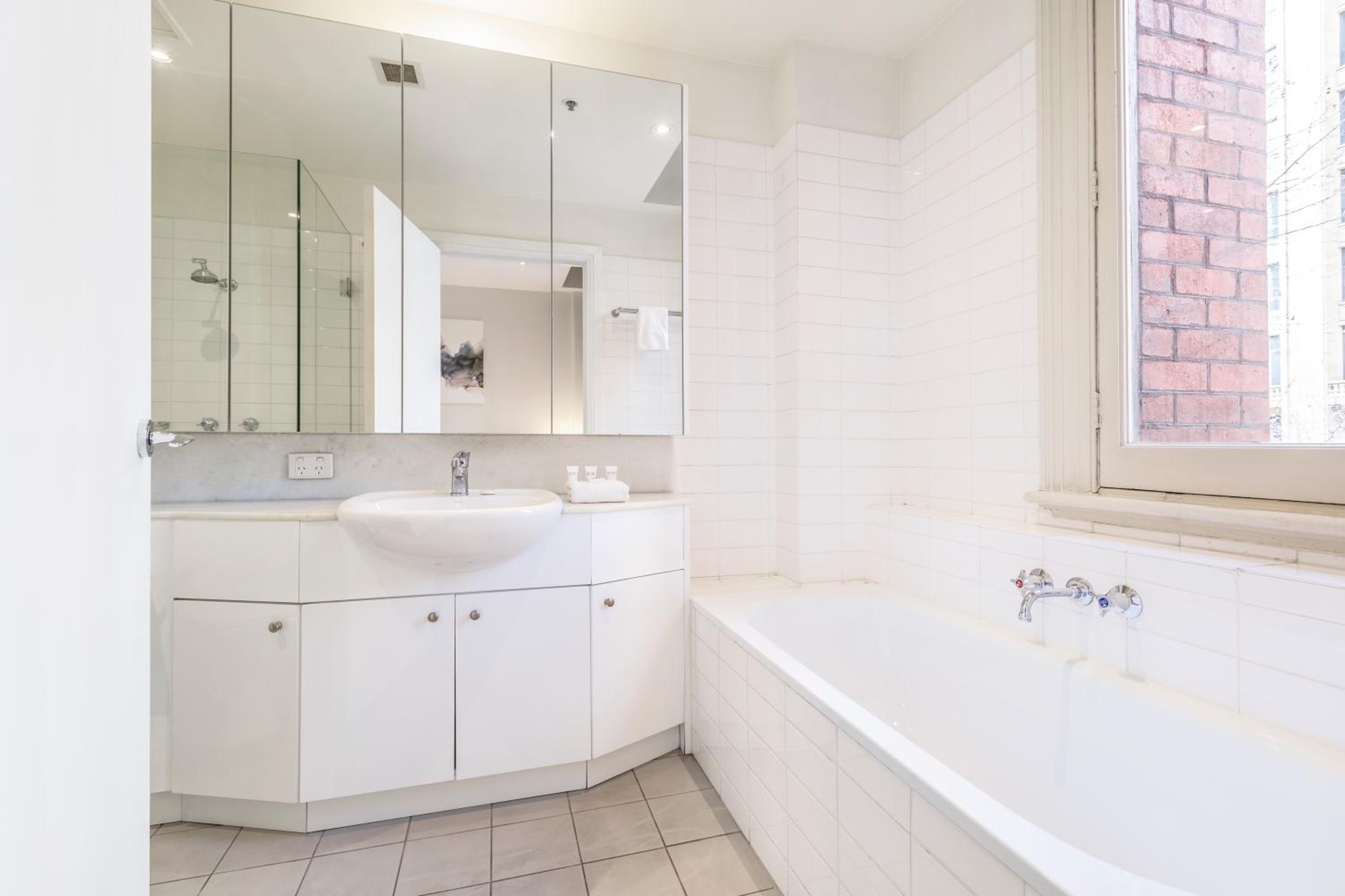 Fabulous Collins Street Luxury 2 BR Apartment