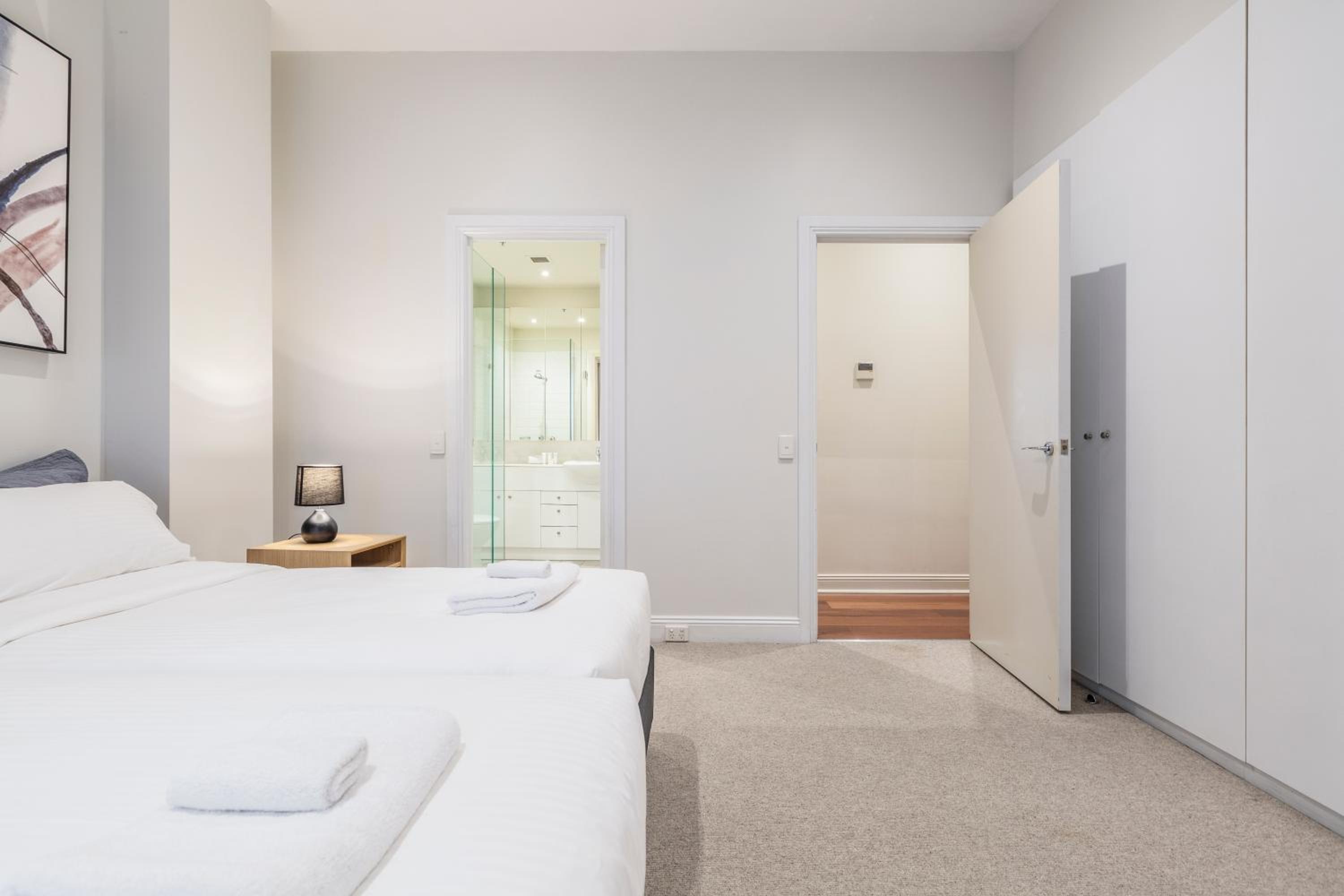 Fabulous Collins Street Luxury 2 BR Apartment