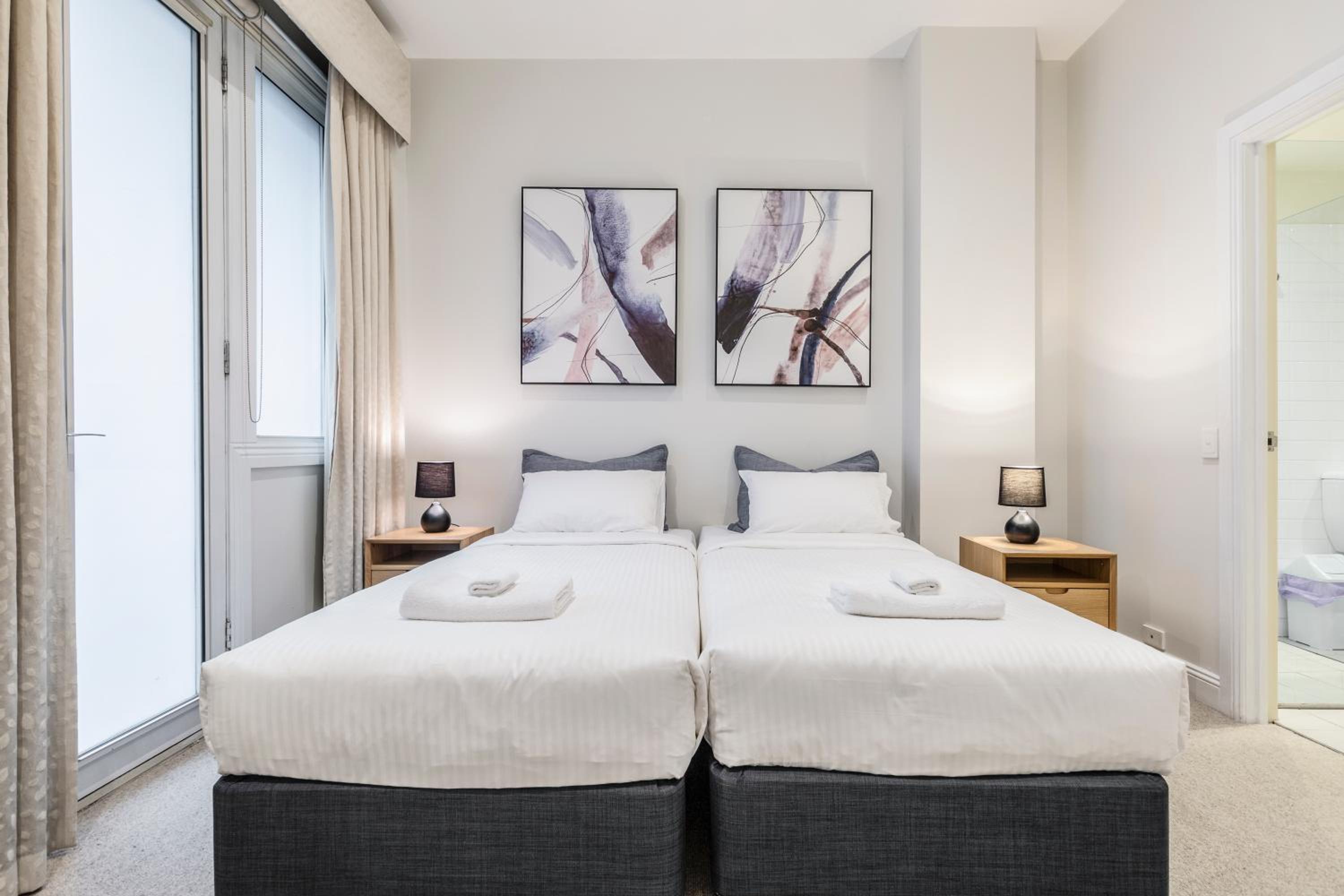 Fabulous Collins Street Luxury 2 BR Apartment
