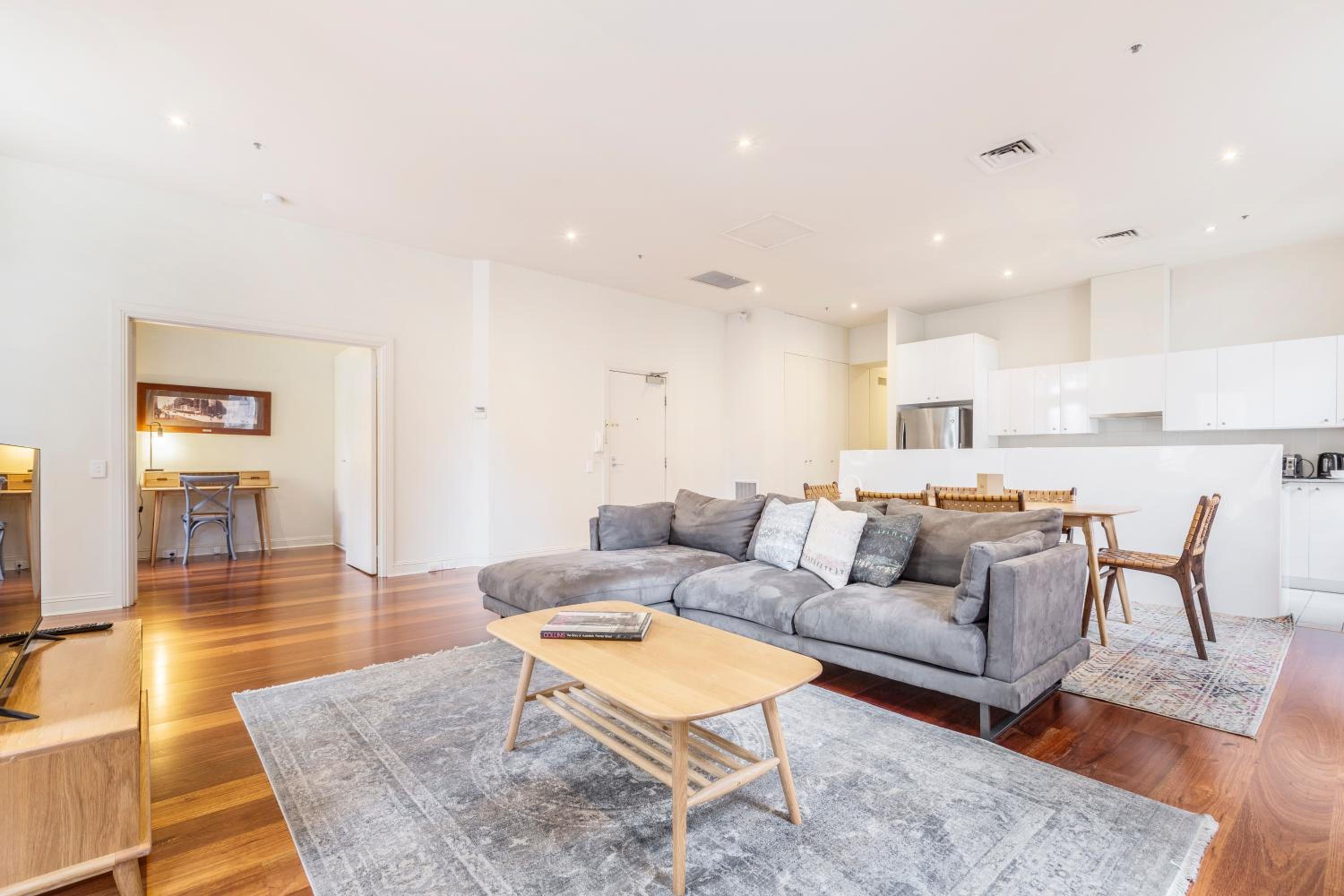 Fabulous Collins Street Luxury 2 BR Apartment