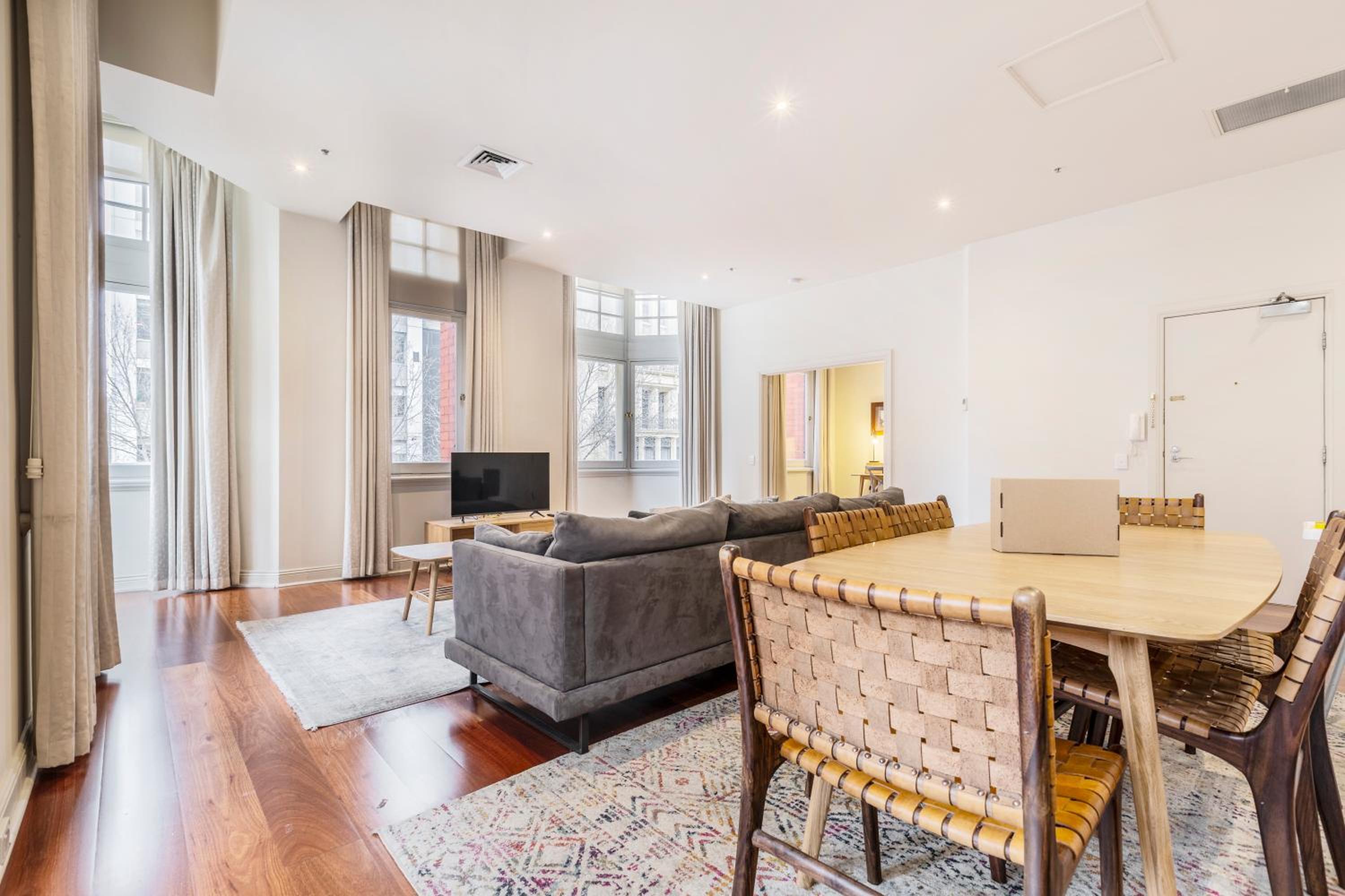 Fabulous Collins Street Luxury 2 BR Apartment