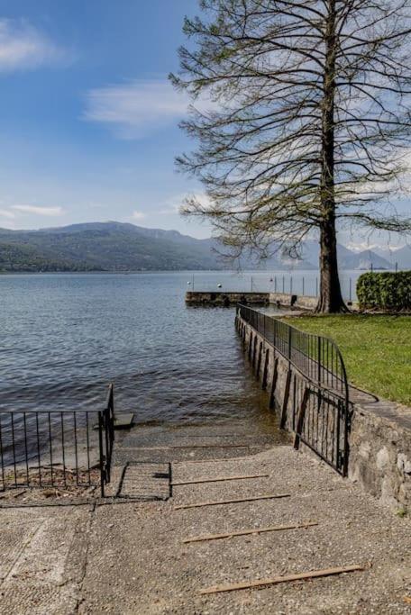 Stunning architectural villa with direct access to lake view 4