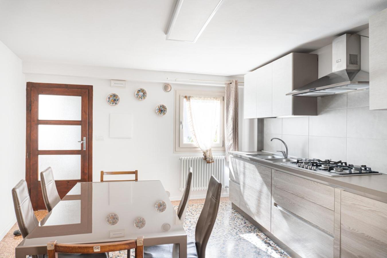 Le Matane en Vittorio Veneto — kitchen