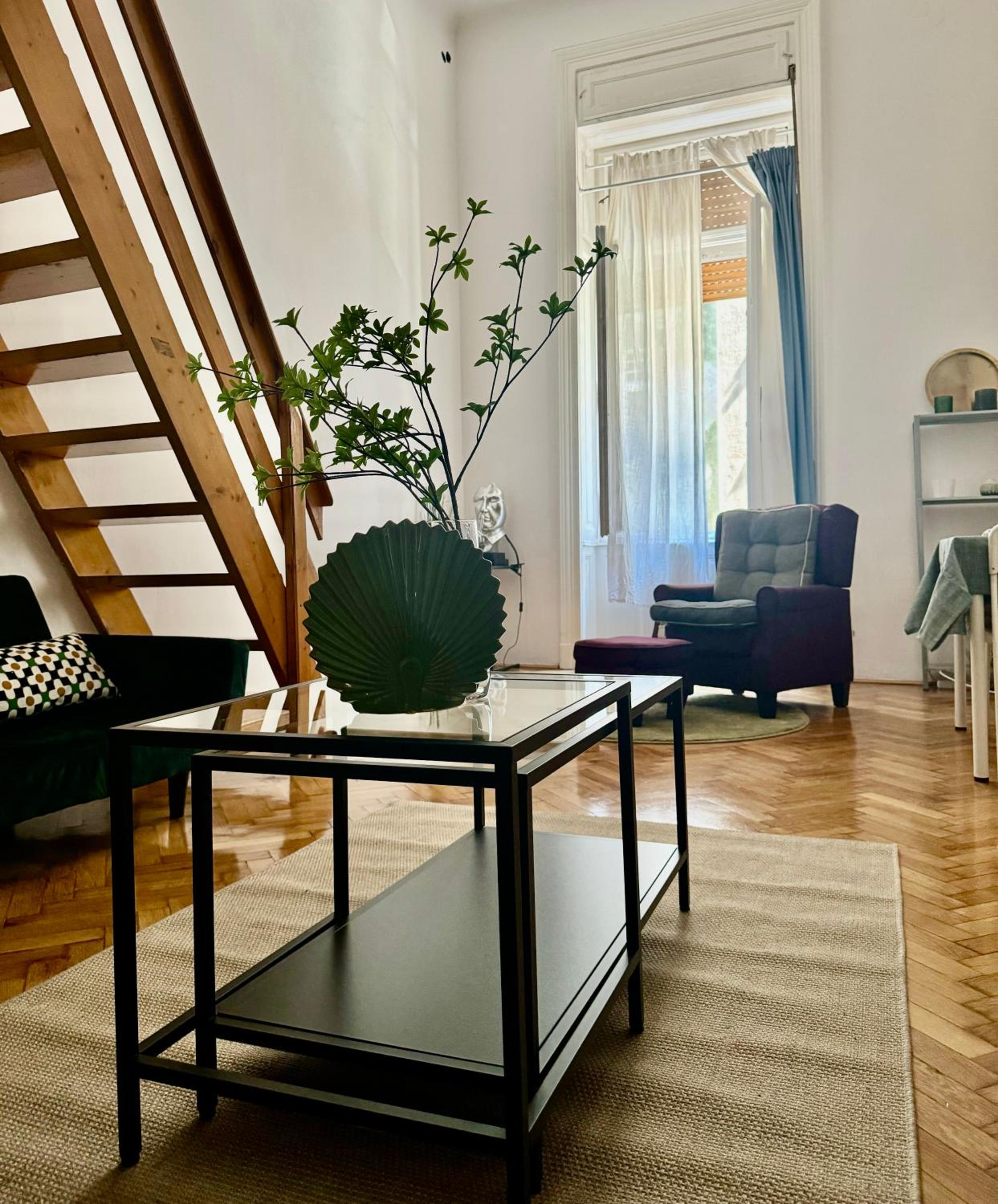 Vibrant center apartment view 4