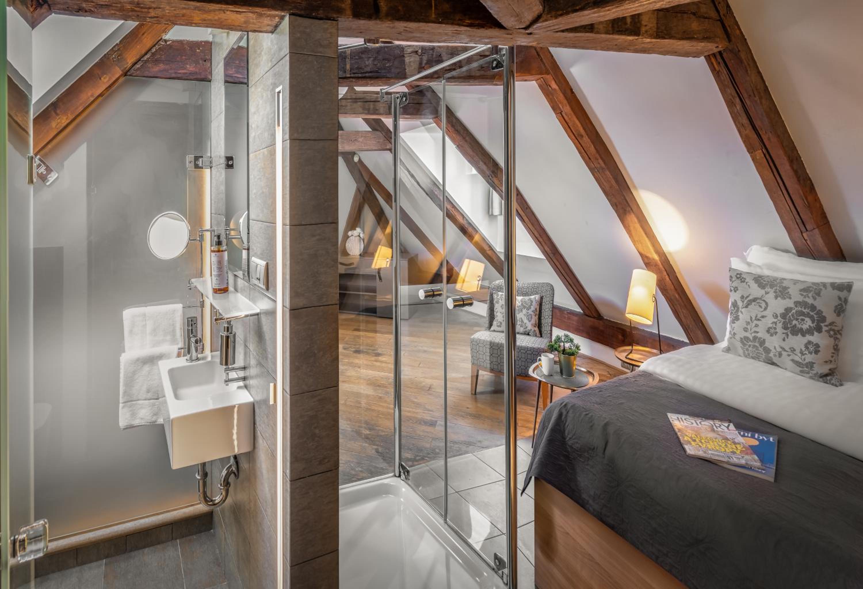 3 Epoques Apartments by Adrez