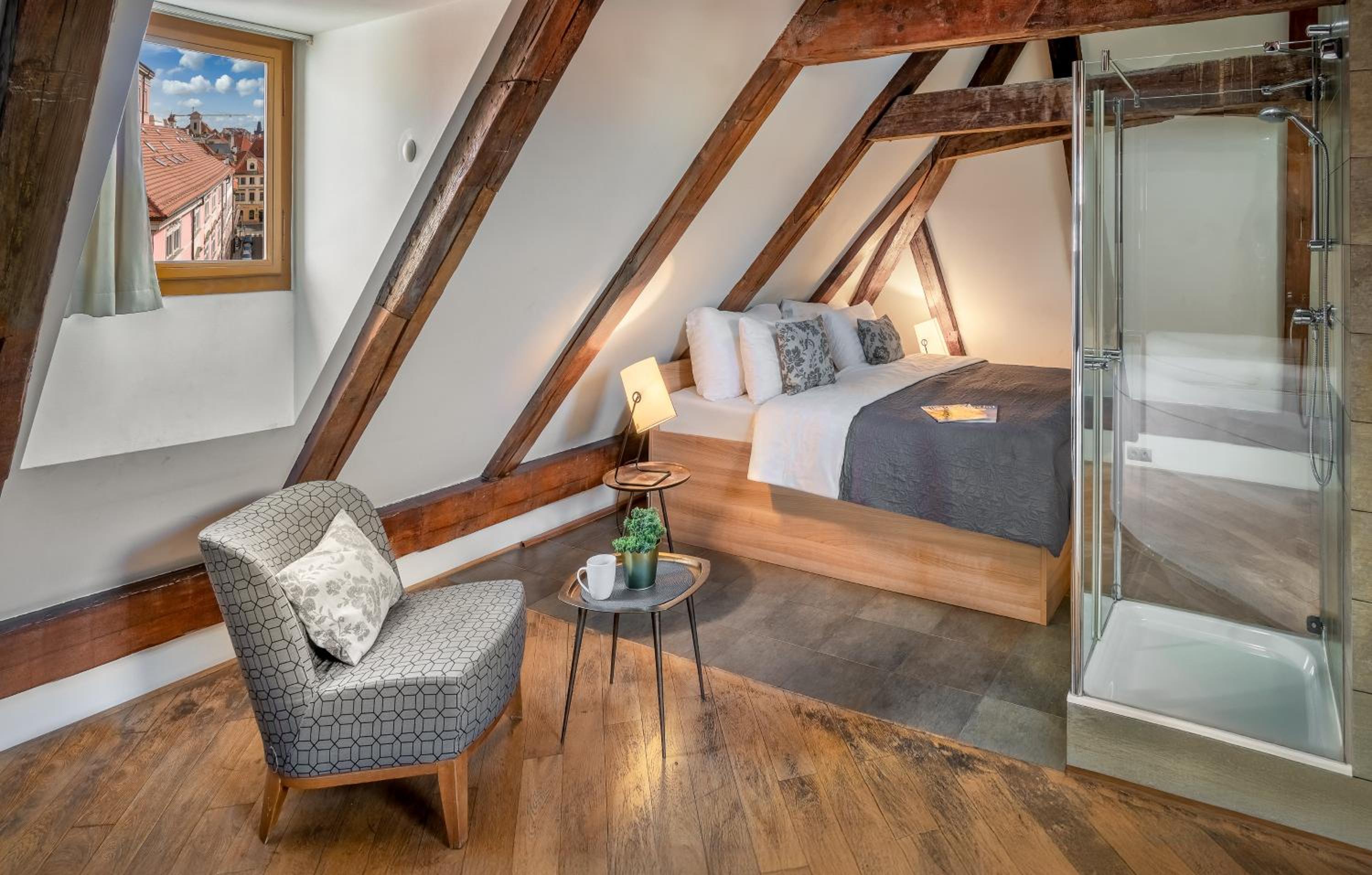 3 Epoques Apartments by Adrez