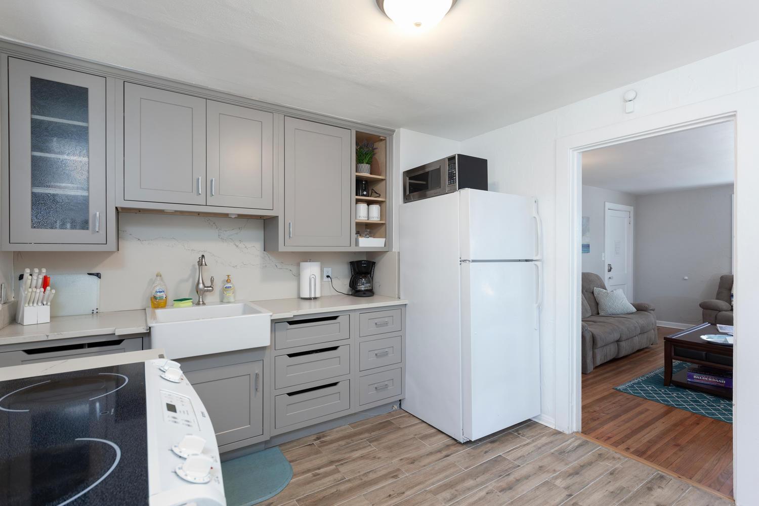 Seas the Day - 4 blocks to the beach, restaurant, and bar district - great deck and outdoor space!! view 3