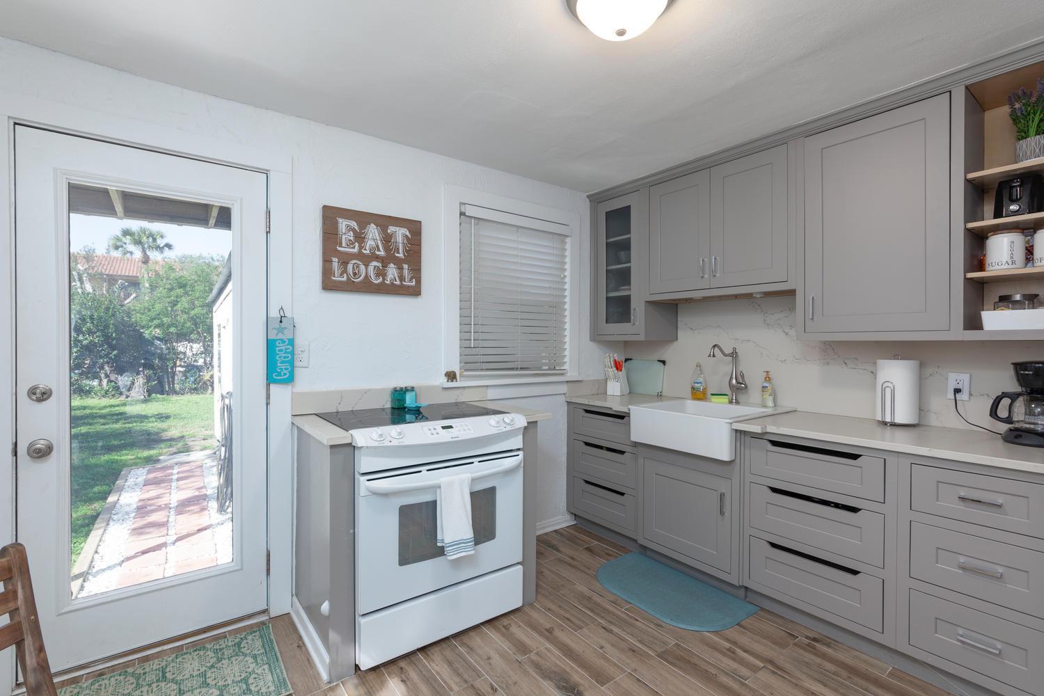 Seas the Day - 4 blocks to the beach, restaurant, and bar district - great deck and outdoor space!! view 4