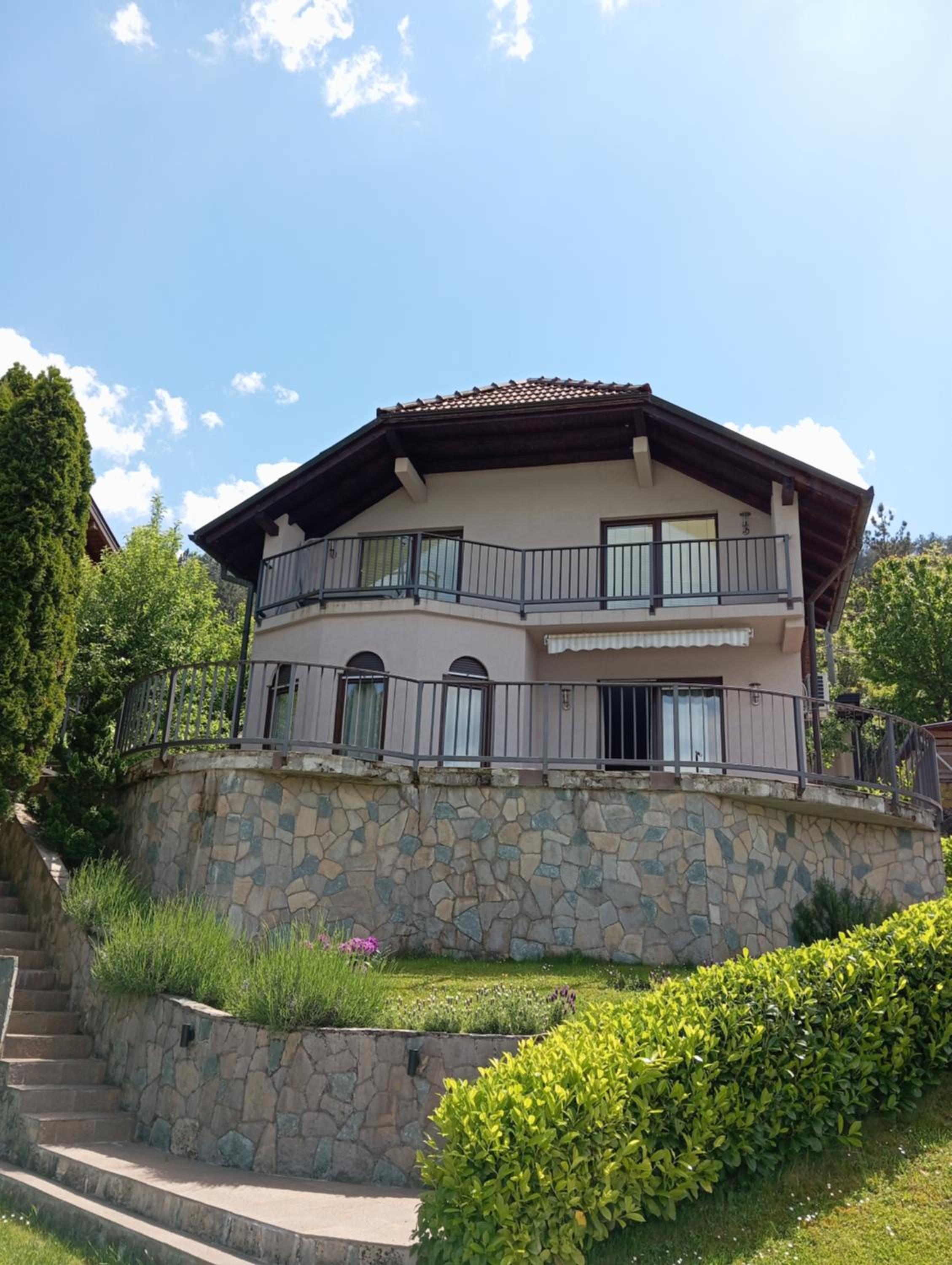 Villa Lake