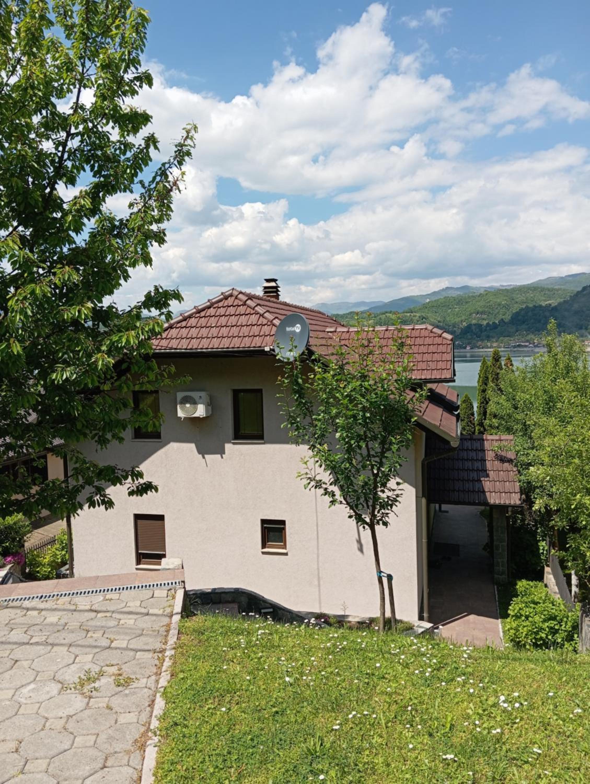 Villa Lake