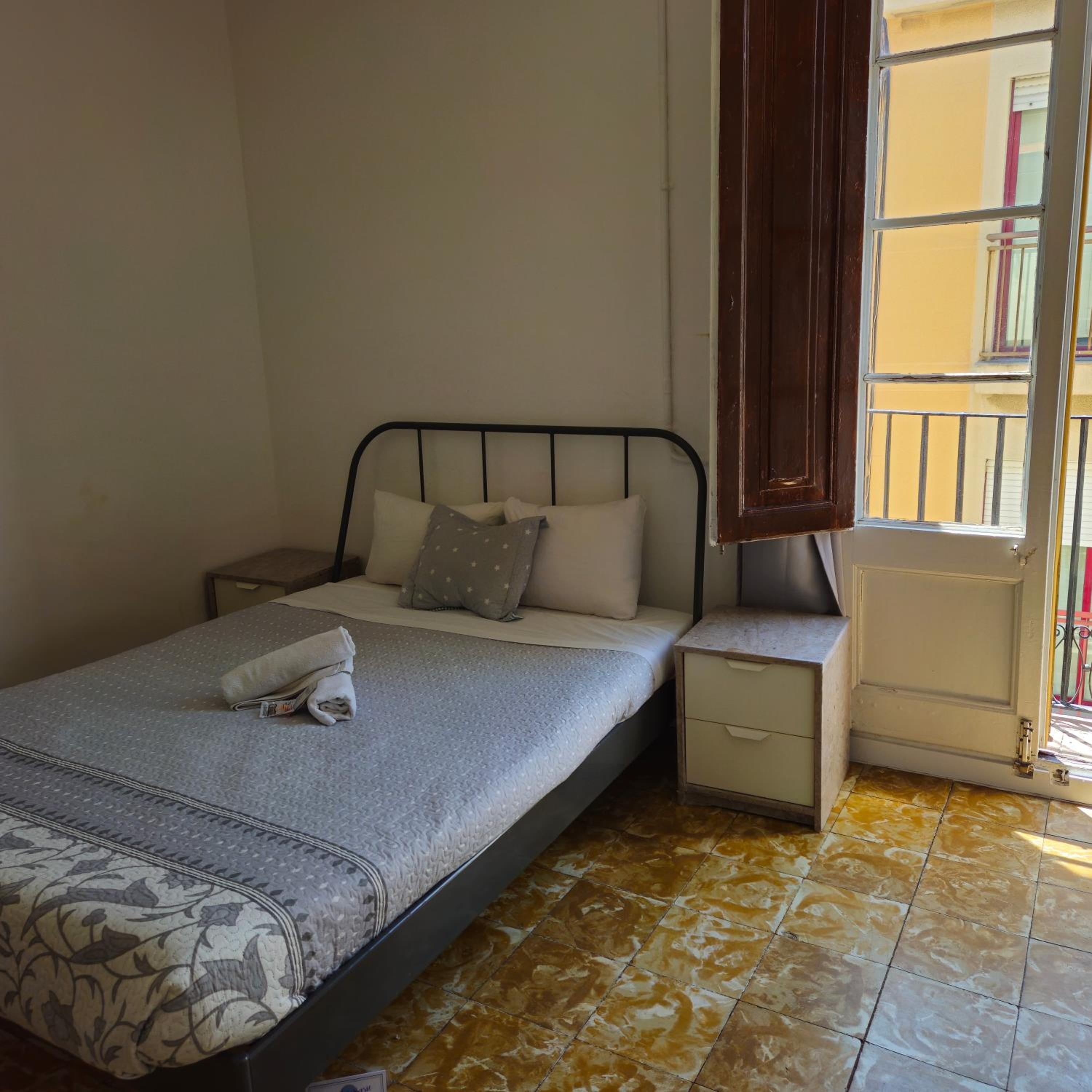 YOUTH HOSTEL - Central and Basic Drassanes